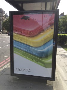 iPhone5cの看板 （South Kensington付近の路上）