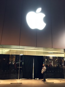 4/9, 22時頃のApple Store心斎橋