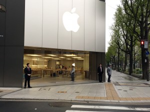 4/10, 朝6時半頃のApple Store心斎橋