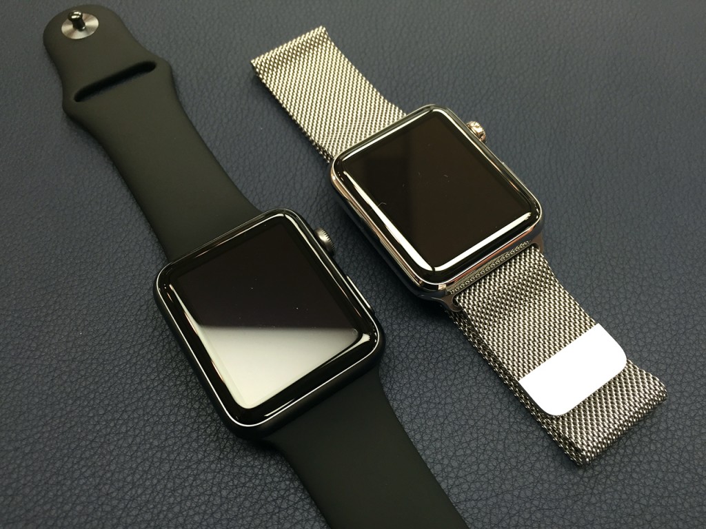 Apple Watch SPORT／42mmスペースグレイアルミニウムケースとブラックスポーツバンド（左） Apple Watch／42mmステンレススチールケースとミラネーゼループ（右）